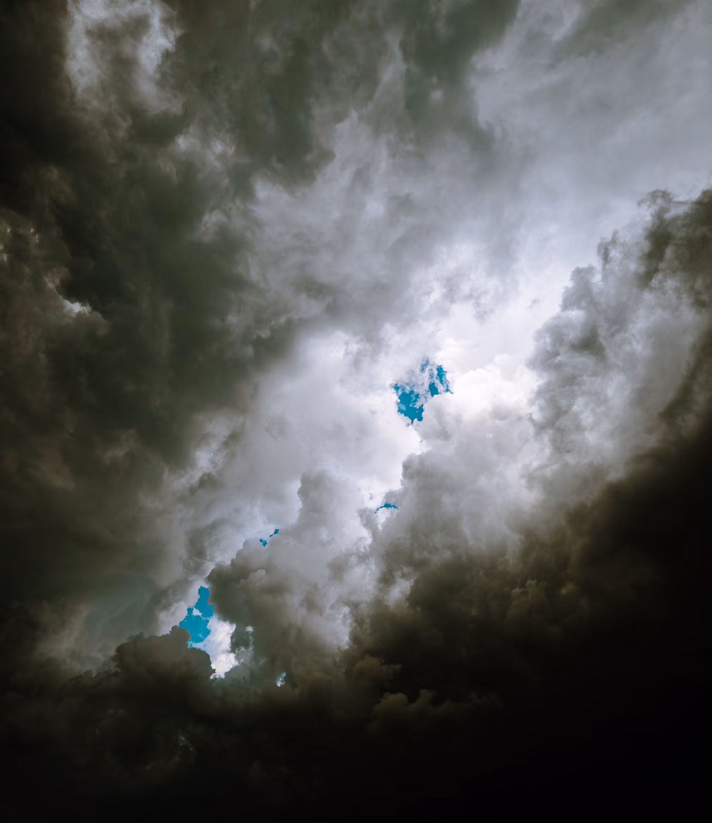 Nuvole scure e minacciose si aprono in piccoli squarci di cielo turchese.